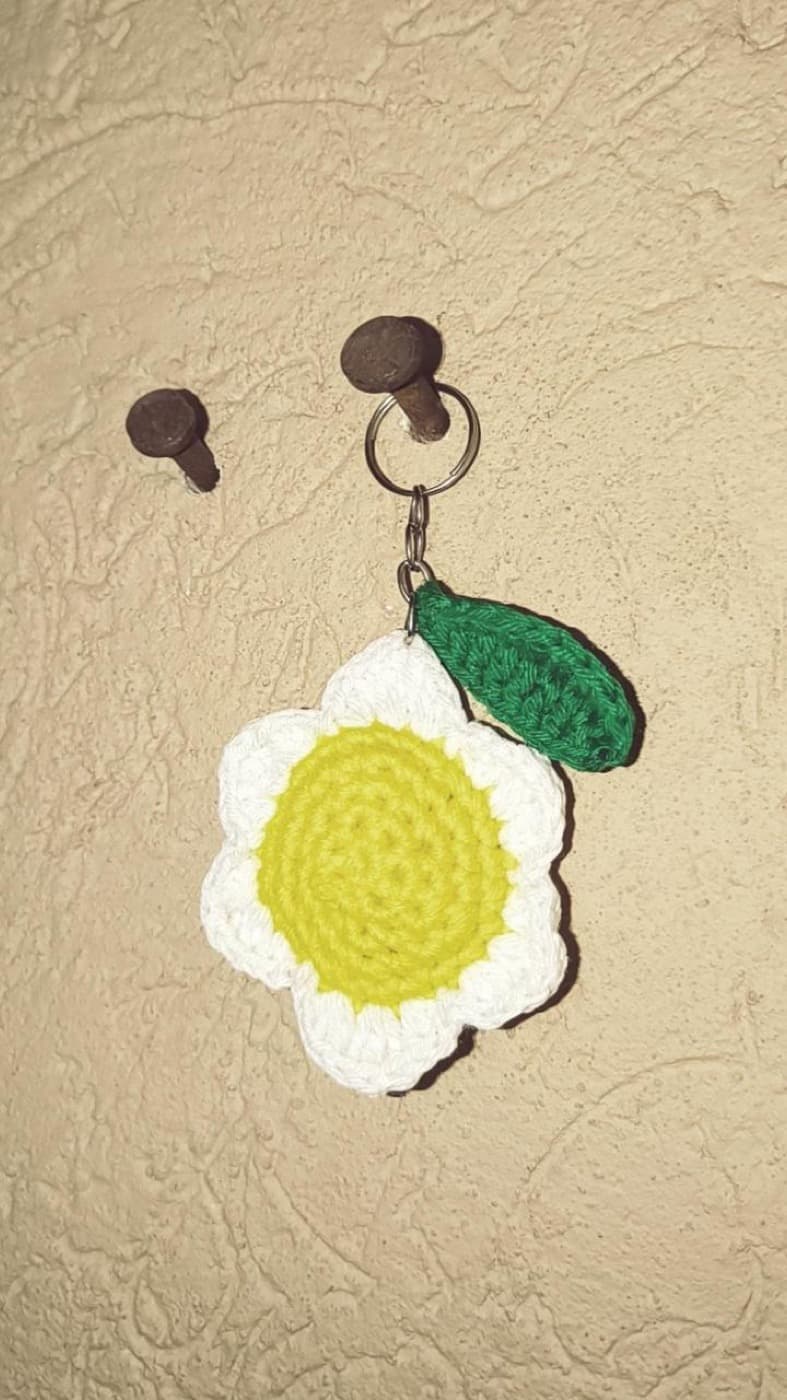 Crochet Daisy Flower with Leaf Keychain — handmade crochet by Anzy Crochets